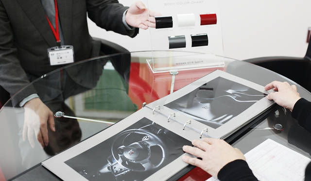 <b>NISSAN GT-R Spec V｜日産GT-R スペックV</b>　Spec V専用の商談用個室。日産ハイパフォーマンスセンター亀戸店が顧客のプライバシーに配慮し独自に設けたもの。資料やカラーサンプルを見ながらゆったりと商談ができる。