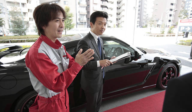 <b>NISSAN GT-R Spec V｜日産GT-R スペックV</b>　向かって左が亀戸店のSpec V 認定テクニカルスタッフの山田浩章氏、右が同Spec V 認定カーライフアドバイザーの平山知之氏。文字通りSpec V専任のスタッフだ。