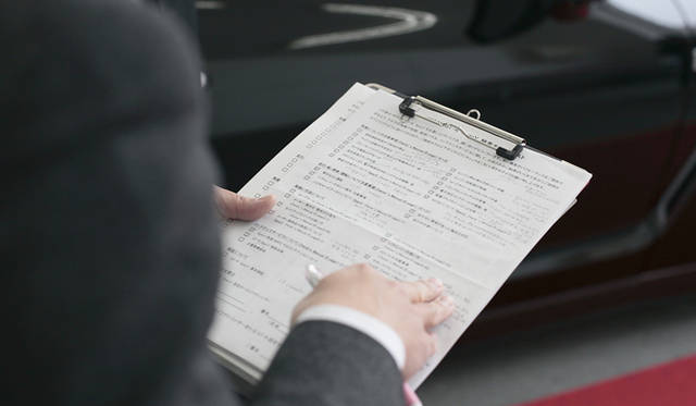 <b>NISSAN GT-R Spec V｜日産GT-R スペックV</b>　納車説明には、カーボンセラミックブレーキやチタンマフラー、そしてターボの過給圧を一時的に高める「ハイギヤードブースト」などSpec Vならではの項目が追加される。