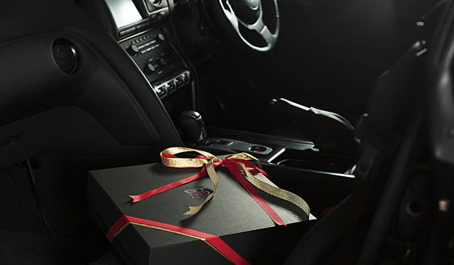 <b>NISSAN GT-R Spec V｜日産GT-R スペックV</b>　に花束とともに贈呈された記念品。中身はといえば、事前に記念として撮影された写真がおさめられた、カレンダー＆ウォッチ機能付きのフォトスタンドだった。