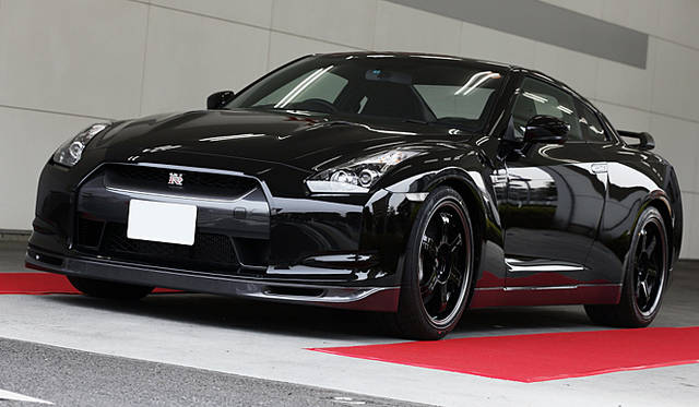 <b>NISSAN GT-R Spec V｜日産GT-R スペックV</b>　ボディカラーはスーパーブラックを選んだ。ちなみに、オーダーの一番人気はアルティメイトオパールブラックと名づけられたSpec V専用色。光の角度によって表情が変わる。