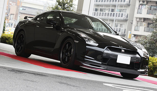 <b>NISSAN GT-R Spec V｜日産GT-R スペックV</b>　ボディカラーはスーパーブラックを選んだ。ちなみに、オーダーの一番人気はアルティメイトオパールブラックと名づけられたSpec V専用色。光の角度によって表情が変わる。