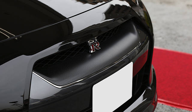 <b>NISSAN GT-R Spec V｜日産GT-R スペックV</b>　フロントマスクやリアスポイラー上部には、カーボンファイバーがおごられる。ぱっと見では気づかないが、ノーマルGT-Rとは異なることを静かに主張している。