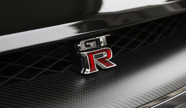 <b>NISSAN GT-R Spec V｜日産GT-R スペックV</b>　フロントマスクやリアスポイラー上部には、カーボンファイバーがおごられる。ぱっと見では気づかないが、ノーマルGT-Rとは異なることを静かに主張している。