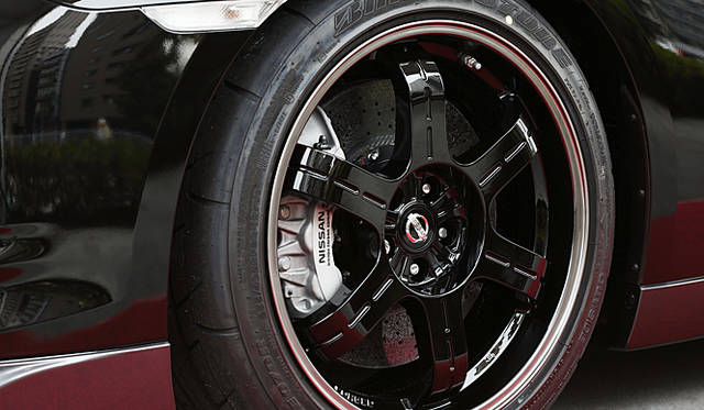 <b>NISSAN GT-R Spec V｜日産GT-R スペックV</b>　Spec Vにはブリヂストン製の専用タイヤとRAYS製の専用ホイールが与えられる。ブレーキキャリパーの色はシルバーとなる。