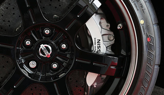 <b>NISSAN GT-R Spec V｜日産GT-R スペックV</b>　Spec Vにはブリヂストン製の専用タイヤとRAYS製の専用ホイールが与えられる。ブレーキキャリパーの色はシルバーとなる。