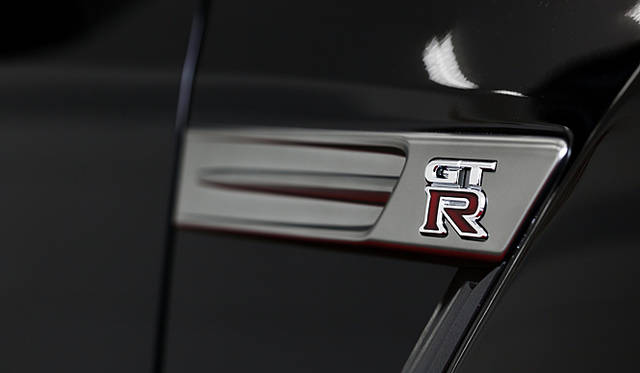 <b>NISSAN GT-R Spec V｜日産GT-R スペックV</b>　フロントフェンダー横のGT-Rの文字は標準モデルと同様。