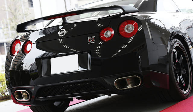 <b>NISSAN GT-R Spec V｜日産GT-R スペックV</b>　リアビューにおけるSpec Vの特徴は、専用の意匠がほどこされたチタン製マフラーと、GT-Rの車名の下に小さく刻まれたSpec Vの文字のみ。