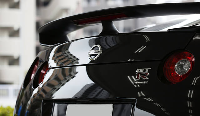 <b>NISSAN GT-R Spec V｜日産GT-R スペックV</b>　リアビューにおけるSpec Vの特徴は、専用の意匠がほどこされたチタン製マフラーと、GT-Rの車名の下に小さく刻まれたSpec Vの文字のみ。