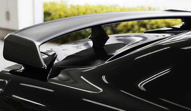 <b>NISSAN GT-R Spec V｜日産GT-R スペックV</b>　フロントマスクやリアスポイラー上部には、カーボンファイバーがおごられる。ぱっと見では気づかないが、ノーマルGT-Rとは異なることを静かに主張している。