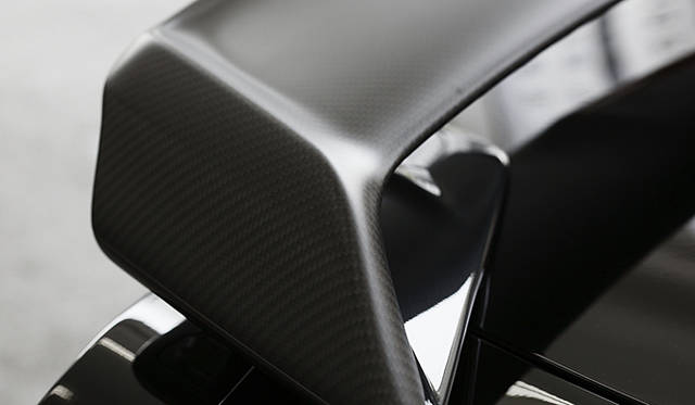 <b>NISSAN GT-R Spec V｜日産GT-R スペックV</b>　フロントマスクやリアスポイラー上部には、カーボンファイバーがおごられる。ぱっと見では気づかないが、ノーマルGT-Rとは異なることを静かに主張している。