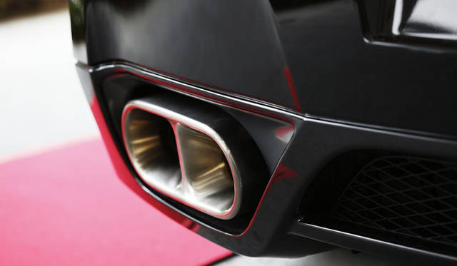 <b>NISSAN GT-R Spec V｜日産GT-R スペックV</b>　リアビューにおけるSpec Vの特徴は、専用の意匠がほどこされたチタン製マフラーと、GT-Rの車名の下に小さく刻まれたSpec Vの文字のみ。