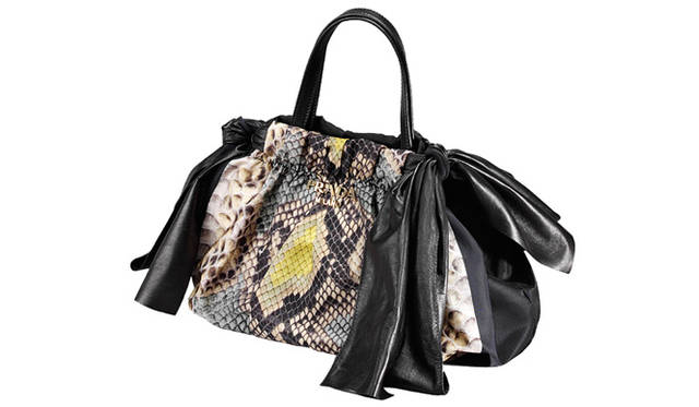 PRADA｜プラダ　素材｜ナイロン×ナッパ（仔羊革）　サイズ｜Ｈ28×W32×D14.5cm　価格｜12万9150円 