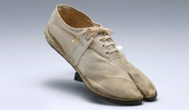 1953年、初めて登場したマラソン足袋。試作品に手直しを加えてソールにラバーを装着しているのも特徴