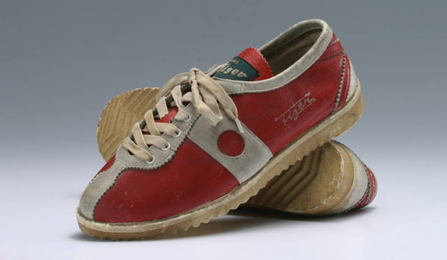 1960年、ローマオリンピックのデレゲーションシューズ。赤は女子用、男子はボディーカラーが紺