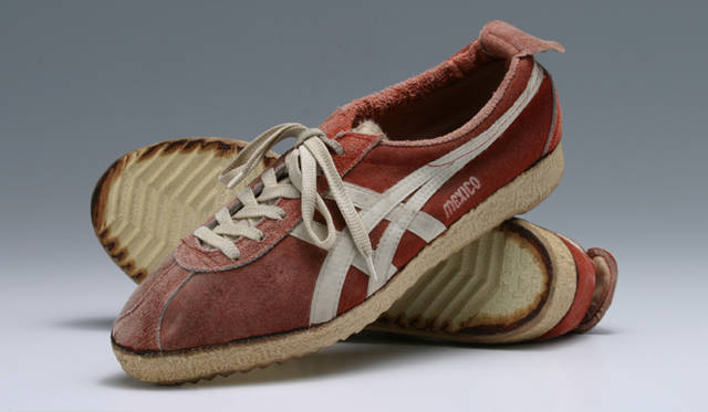 1968年、メキシコオリンピックのデレゲーションシューズ。アシックスストライプが採用されたモデル