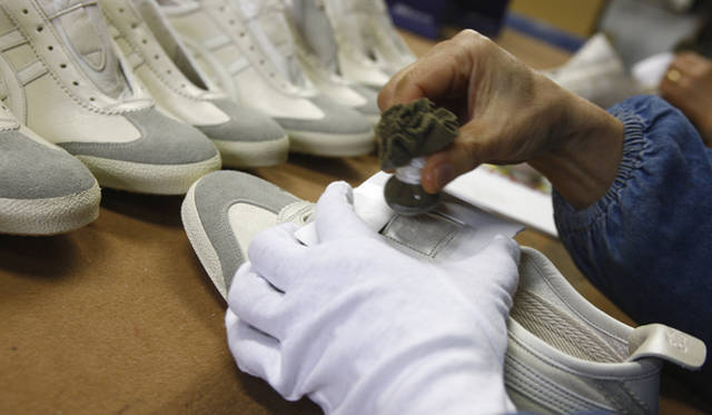 [NIPPON MADEシリーズのこだわり]ロゴの陰影を強調するためにロゴ部分に着色する