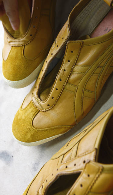 [NIPPON MADEシリーズのこだわり]革をなめす段階で、主に植物由来のタンニンを使用し、一般的ななめしに比べて手間と時間がかかる