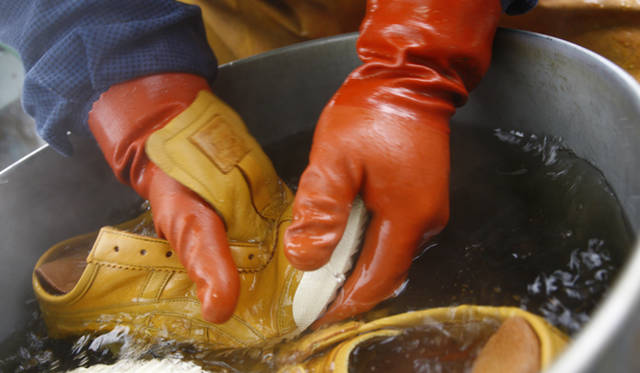 [NIPPON MADEシリーズのこだわり]仕上がりをイメージして、手で揉みながら、ねじりながら、お湯で洗っていく