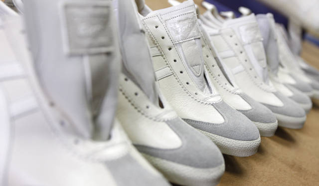 [NIPPON MADEシリーズのこだわり]手仕事ならではの、機械では表現できない風合い、しわ感の表現と足になじむくたっと感が絶妙