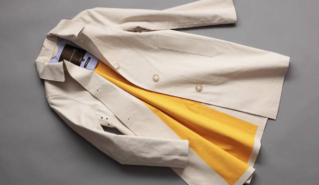 ブラスバックルがついた細めのベルトがエレガントなトレンチコートは、定番色のネイビーを使うことでよりシックな雰囲気に。<br>EYRE（アイル） ¥187,950 ドゥーズィエム クラス丸の内店｜03-5220-2121