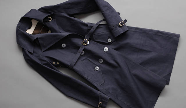 今シーズンの新色の鮮やかなグラスグリーンと、黒蝶貝のボタンが爽やかな印象の、定番のステンカラーコート。<br>RATHO（ラゾ） ¥124,425 BEAMS HOUSE｜03-5220-8686