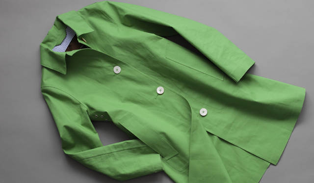 後身頃に入ったインバーテッドプリーツが特徴的な、取り外しができるフード付きAラインシングルコート。<br>CROSBIE（クロスビー） ¥152,250 エリオポール代官山｜03-3770-6438