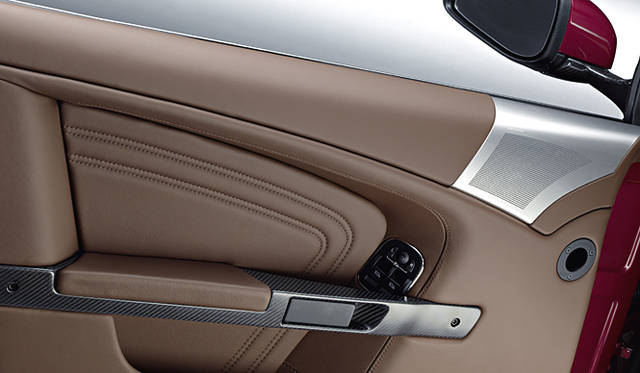 <b>ASTON MARTIN DBS VOLANTE｜アストン・マーティン DBS ヴォランテ</b>