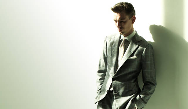 カシミヤ混ジャケット 34万6500円、ボタンダウンシャツ 3万7800円、チーフ 1万290円（以下ルイジ ボレッリ ラグジュアリーヴィンテージ）