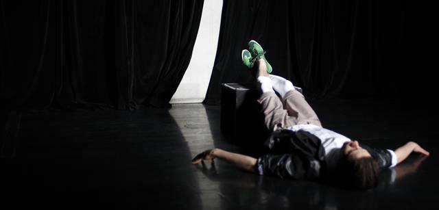 シューズ 「MEXICO 66 DELUXE」 2万2050円　コート 1万4700円　ショートパンツ 9345円 すべてオニツカタイガー　その他スタイリスト私物