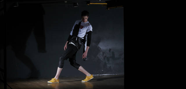 シューズ 「MEXICO 66 DELUXE」 2万2050円　ジャケット 1万2600円　カットソー 4095円　ショートパンツ 9345円 すべてオニツカタイガー　その他スタイリスト私物