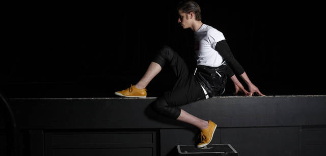 シューズ 「MEXICO 66 DELUXE」 2万2050円　ジャケット 1万2600円　カットソー 4095円　ショートパンツ 9345円 すべてオニツカタイガー　その他スタイリスト私物