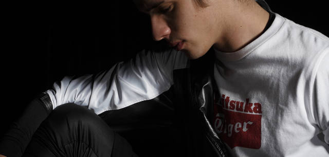 ジャケット 1万2600円　カットソー 4095円　ショートパンツ 9345円 すべてオニツカタイガー