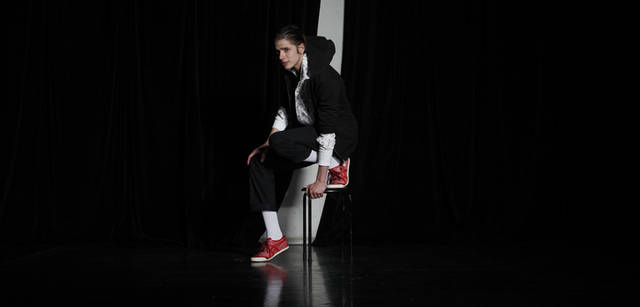 シューズ 「MEXICO 66 DELUXE」 2万2050円　パーカー 1万1550円　シャツ 1万3650円　パンツ 1万2600円 すべてオニツカタイガー　その他スタイリスト私物