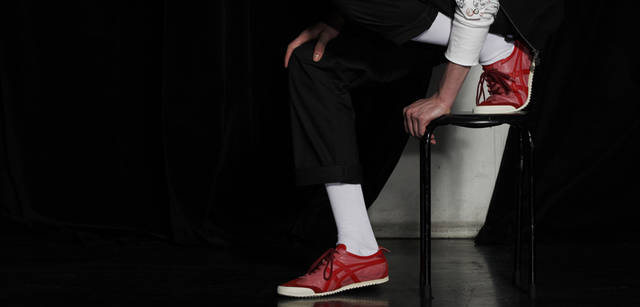 シューズ 「MEXICO 66 DELUXE」 2万2050円　パーカー 1万1550円　パンツ 1万2600円 すべてオニツカタイガー　その他スタイリスト私物