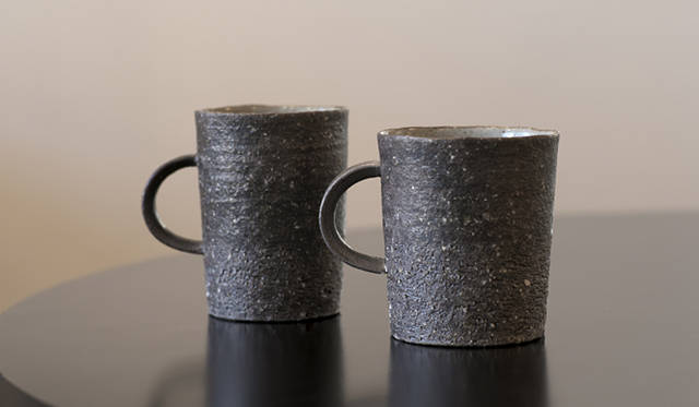 「マグカップ／茶器」磁器マグカップ 各3675円 (田中 信彦作)<br>磁器、陶器、ガラスを用い、作家の個性を生かした「器」の存在感を表現し、感性豊かな茶器やマグカップの数々を紹介