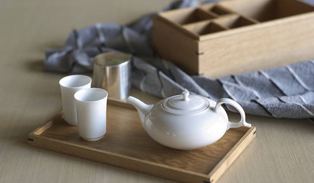 「HAKO」KAORU　茶器セット 3万8850円(急須・湯呑2個・茶筒・茶さじ・トレー・箱・風呂敷)、急須 5880円、湯呑 各1575円<br>｢道具｣を用いる場やライフスタイルを意識したコーヒーセット、ティーセット、ランチボックス、ステーショナリー、バスアメニティなど、10種ほどの「HAKO」シリーズをオリジナルで展開