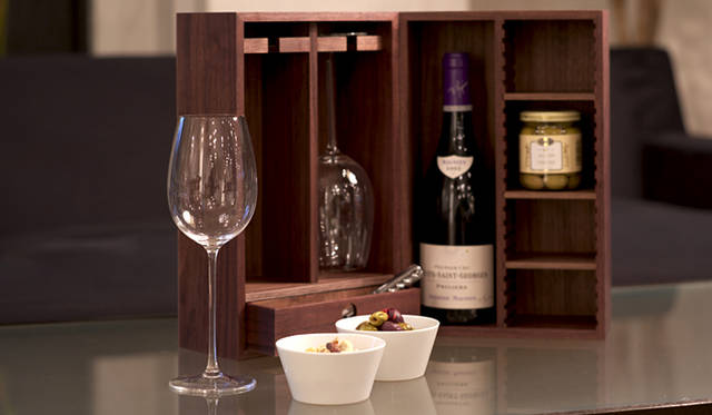 「HAKO」 KAORU ワインセット 3万7800円(ワイングラス2脚・磁器ボウル2個・ソムリエナイフ・箱)、ワイングラス 2730円、HIKARI ボウル 1155円