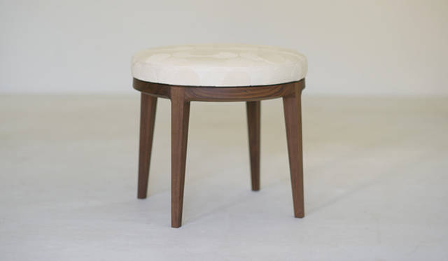 「TIME＆STYLE×NUNO」スツール（A Little Sweet Heart）4万9350円<br>有機的で繊細なデザインに、アクセントとして風合いと温かみのあるテキスタイルを組み合わせたスツールは、独自性のある空気感を漂わせる