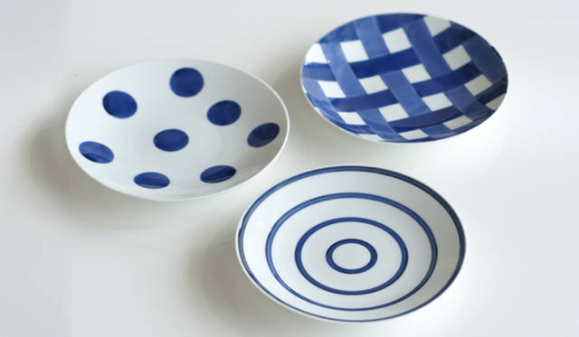 「山口マオ」<br>イラストレーター山口マオが「ネコ」をモティーフに描いたさまざなイラストを、職人が写しだすことで形づくられた、のびのびとした絵が魅力的な有田焼の器。各2520円