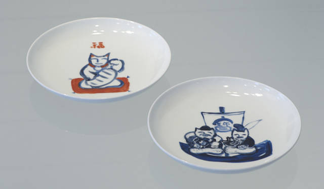 「幾何文皿」<br>有田の職人が白磁の器に線や柄を描いた器。筆の勢いや精巧な線、絶妙なタッチがありのまま描かれて人びとを惹きつける。水玉 2625円、蛇の目文 2625円、クロス 3780円