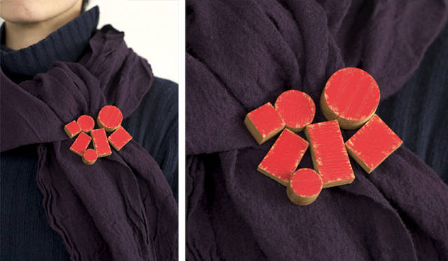 「吉良ゆりな」<br>作家 吉良ゆりなのオブジェに実用性を兼ねたブローチ。感覚的に形や色を纏い、木の存在感、自然な表情、モノ自体の存在を引き立てる。2万2680円