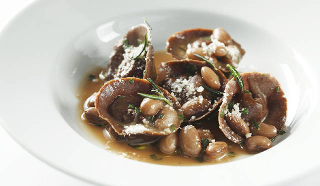 <b>アラカルト「豚頬肉のプレゼを詰めたココア風味のトルテッリパスタ　ビーンズとパルメザン　ココアソース」</b>