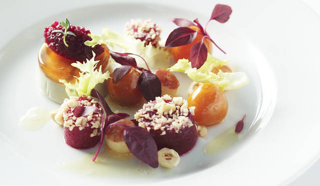 <b>“Comtemporary”コースの前菜「ビーツと林檎のサラダ仕立て　ゴルゴンゾーラパンナコッタとヘーゼルナッツ」</b>