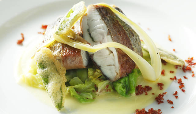 <b>アラカルト「スズキのプロシュート巻き　サルティンボッカ風　オニオンとちりめんキャベツ　セージの香り」</b>