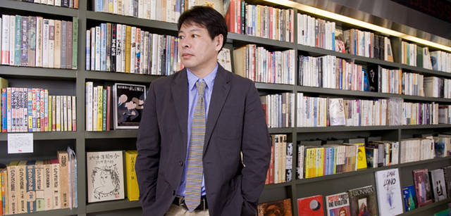 　ジャケット4万9350円、シャツ2万5200円、ネクタイ1万3650円（すべてマーガレット・ハウエル）