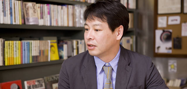 　『暮しの手帖』編集長の松浦弥太郎がマーガレット・ハウエルを着る。