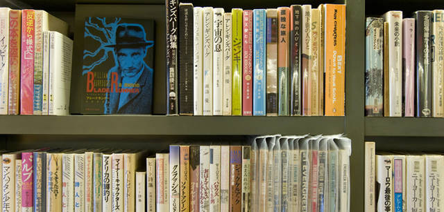 　『暮しの手帖』編集長の松浦弥太郎がマーガレット・ハウエルを着る。