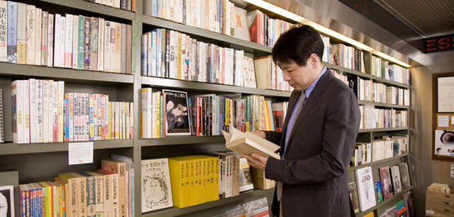 　『暮しの手帖』編集長の松浦弥太郎がマーガレット・ハウエルを着る。