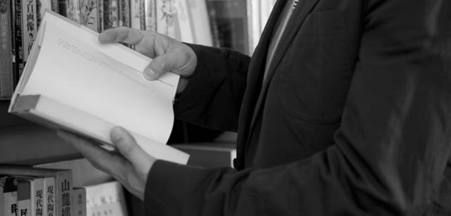 　『暮しの手帖』編集長の松浦弥太郎がマーガレット・ハウエルを着る。